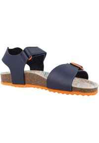 Sandalias azul marino con suela de corcho texturizado y acentos naranjas vibrantes. Presenta dos tiras; una ajustable con un cierre de gancho y lazo.