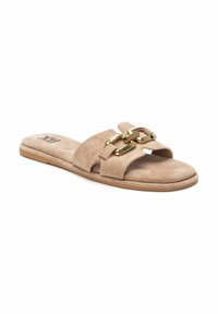 Sandalia deslizante de ante beige con dos bandas anchas y un acento de cadena en tono dorado. Plantilla suave y diseño de suela plana con un acabado sutil y texturizado.