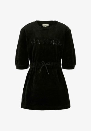 Zwarte fluwelen jurk met korte, opgezette mouwen, een ceintuur in de taille en een pailletten tekstdetail op de voorkant. Zachte textuur en casual ontwerp.
