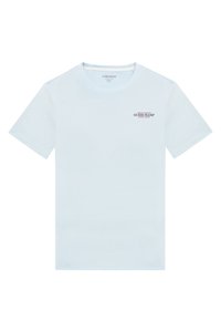 Tricou din bumbac de culoare albastru deschis, cu guler rotund și mâneci scurte, având logo-ul "GUESS JEANS" în roșu și albastru închis pe partea stângă a pieptului.