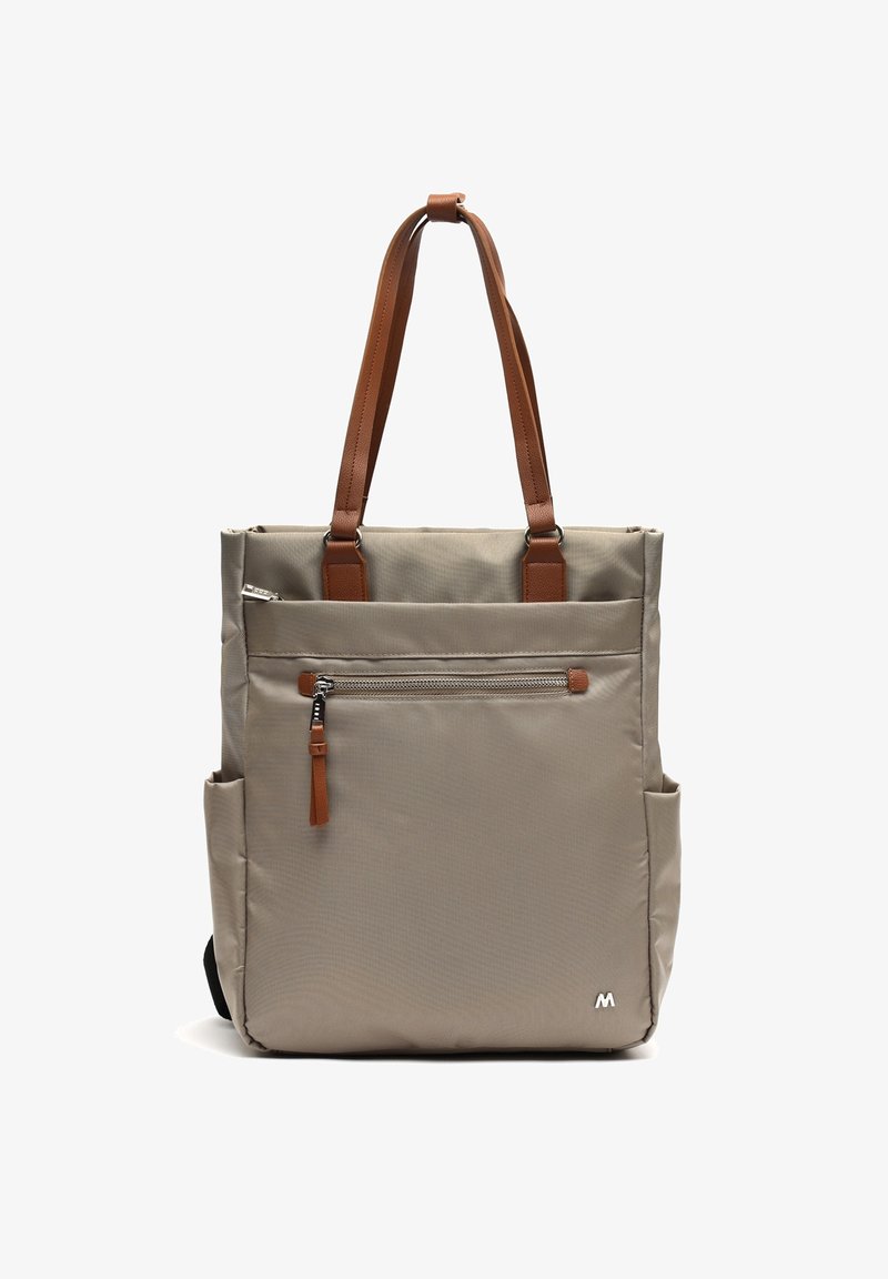 Sac fourre-tout beige avec poignées marron, poche avant zippée, poches latérales et petit logo argenté dans le coin inférieur droit.