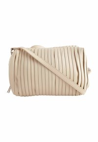 Borsa beige plissettata in pelle sintetica, con una tracolla singola e una forma arrotondata con dettagli di texture delicati.