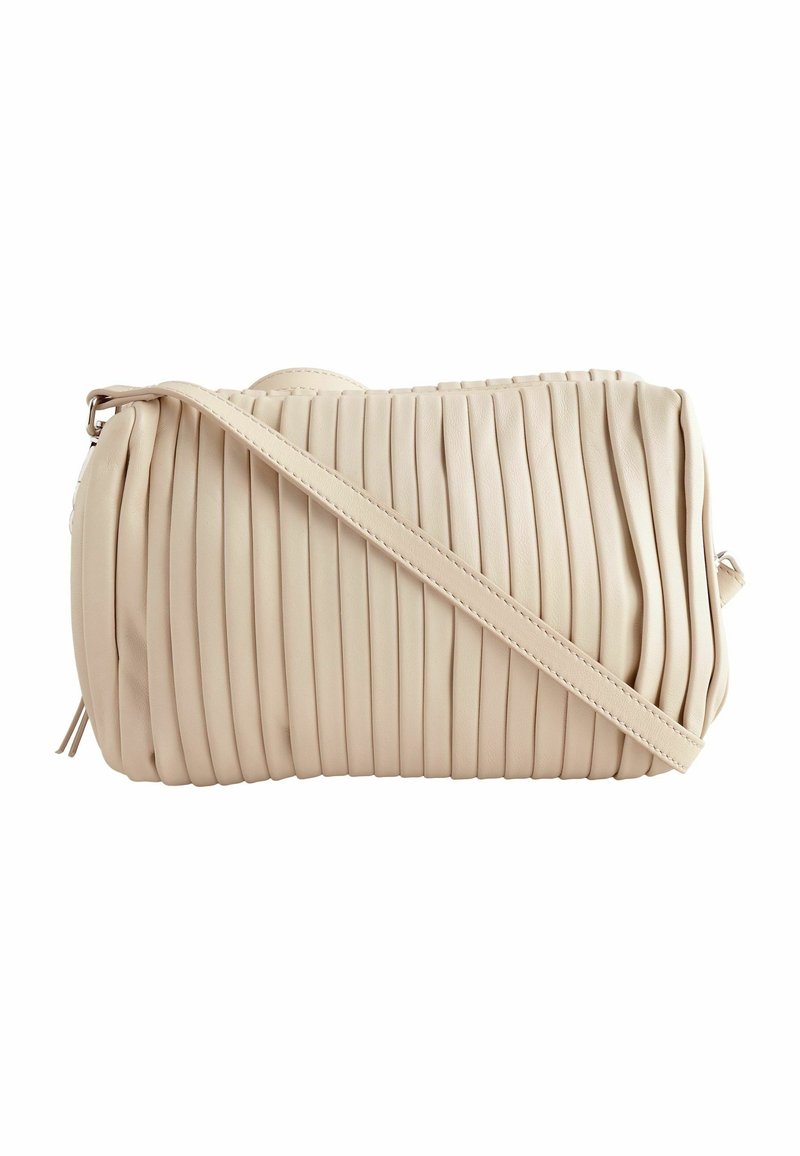 Borsa beige plissettata in pelle sintetica, con una tracolla singola e una forma arrotondata con dettagli di texture delicati.