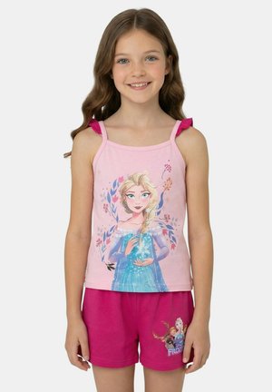 Jeune fille souriante, portant un débardeur rose sur le thème de La Reine des Neiges avec une illustration d'Elsa et un short rose foncé assorti avec les personnages de Frozen.