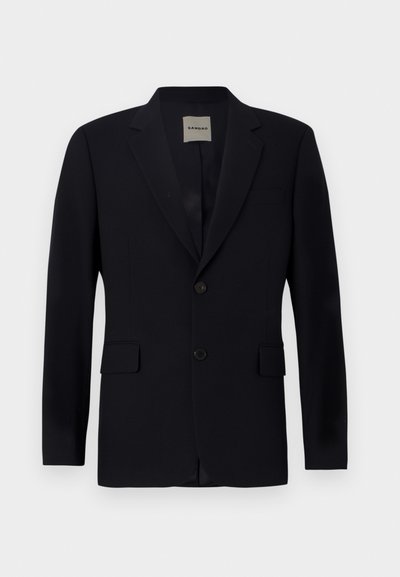 Ναυτικό σακάκι κατασκευασμένο από λείο ύφασμα, που διαθέτει με κανονικό γιακά, κλείσιμο με ένα κουμπί, δύο μπροστινές τσέπες και μια διακριτική εσωτερική επένδυση.