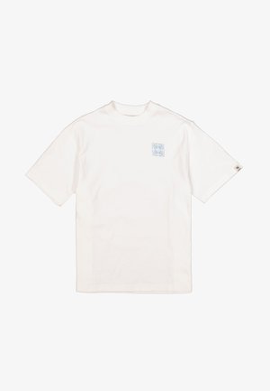 Camiseta blanca de algodón con mangas cortas, que presenta un diseño geométrico azul claro en el pecho izquierdo y un pequeño logotipo en la manga.