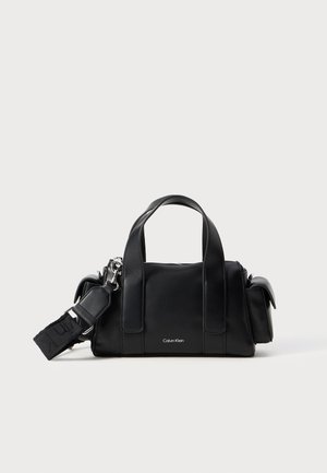 Borsa a mano in pelle nera con doppio manico superiore e una tracolla rimovibile. Presenta una chiusura con zip e un logo discreto sul davanti.