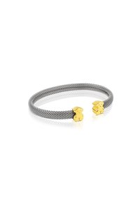 Pulsera de malla plateada con dos cierres en forma de oso dorado, que presenta un diseño elegante con texturas suaves y una estética minimalista.