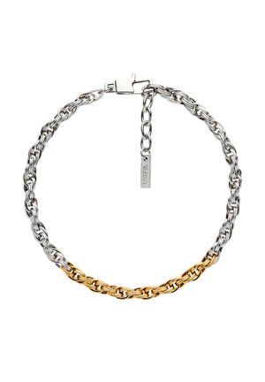 Collana a catena in argento con maglie intrecciate in oro nella parte anteriore e una targhetta rettangolare USPA appesa vicino alla chiusura.