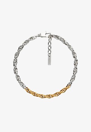 Collier en chaîne argentée avec des maillons dorés entrelacés à l'avant et une étiquette rectangulaire USPA suspendue près du fermoir.