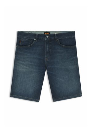 Donkerblauwe denim shorts met knoop en rits aan de voorkant, riemlussen en vijfzakkenontwerp, plat gelegd op een witte achtergrond.