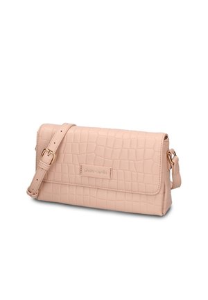 Rechthoekige lichtroze crossbodytas met krokodillenstructuur, verstelbare riem met gouden gesp en sluiting met voorklep.