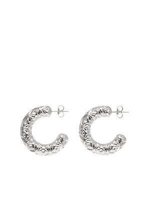 Pereche de cercei cerc din argint cu un model geometric texturat și închideri cu știft, expuși pe un fundal alb.