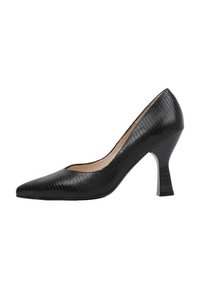 Zapato de tacón alto de cuero negro texturizado con punta afilada y un tacón delgado y acampanado, visto de lado sobre un fondo blanco.