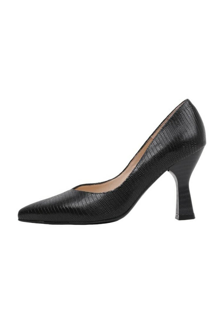 Zapato de tacón alto de cuero negro texturizado con punta afilada y un tacón delgado y acampanado, visto de lado sobre un fondo blanco.