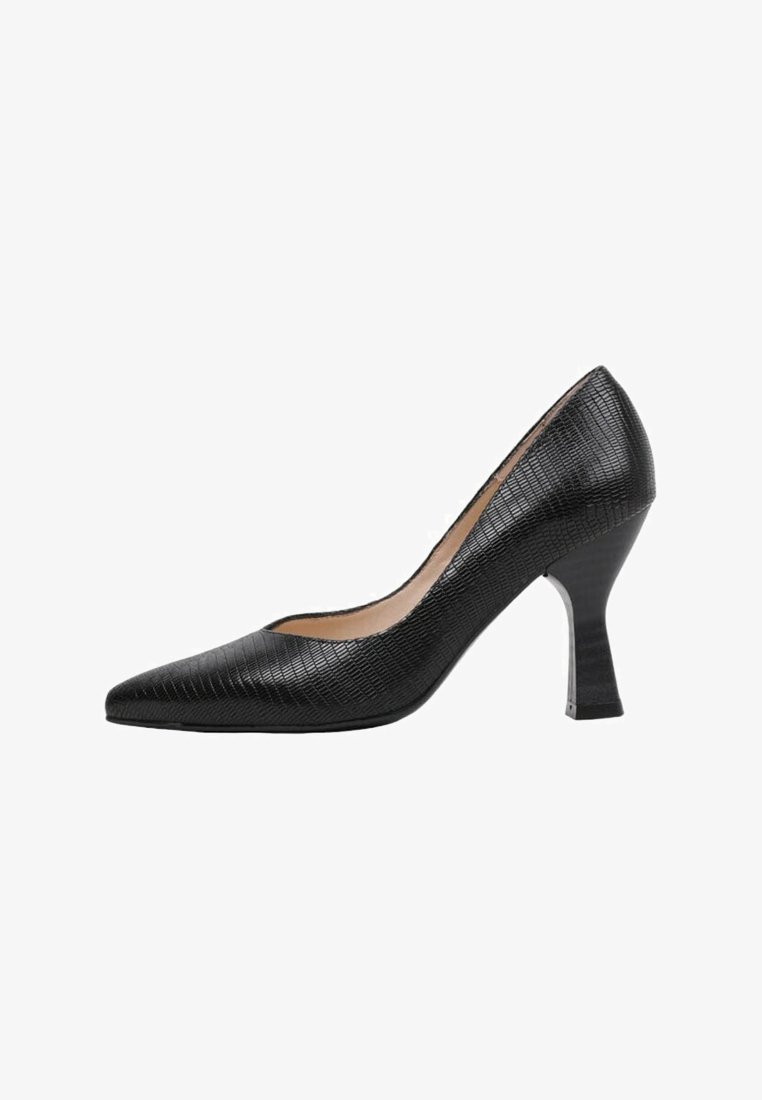 Zapato de tacón alto de cuero negro texturizado con punta afilada y un tacón delgado y acampanado, visto de lado sobre un fondo blanco.
