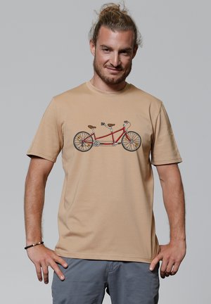 Beige T-Shirt aus Baumwolle, mit einem Grafikdesign eines roten Tandemfahrrads mit braunen Sitzen, kurzen Ärmeln und einem Rundhalsausschnitt.