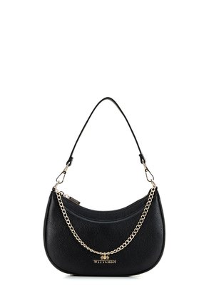 Černá texturovaná kožená kabelka se zlatým řetízkem a logem, vybavená odnímatelným popruhem a zapínáním na zip.