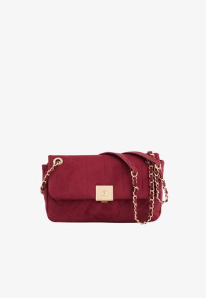 Rote Wildlederhandtasche mit gestepptem Muster, goldfarbener Kettenriemen und quadratischem goldfarbenem Verschluss an der vorderen Klappe.