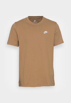 Beige Baumwoll-T-Shirt mit Rundhalsausschnitt, kurzen Ärmeln und einem weißen Nike-Logo auf der linken Brust. Glatte Textur, normale Passform.