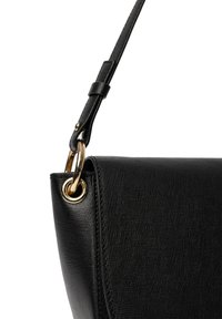 Borsa a mano nera strutturata con materiale testurizzato, dotata di anello in metallo dorato e tracolla regolabile.