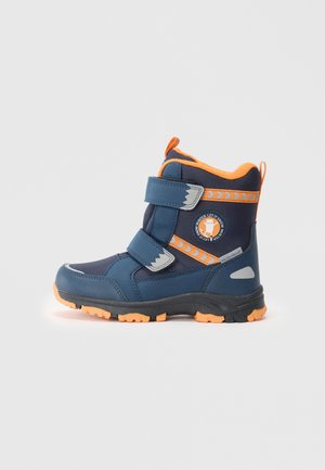 Botte d'hiver imperméable bleue et orange pour enfant avec deux bandes Velcro et un patch circulaire à thème hivernal sur le côté.