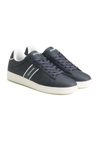 Zapatillas de cuero azul marino con acentos blancos, punta redonda, suela de goma plana y diseño clásico de cordones. Branding visible en los laterales.