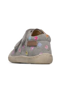 Grijze suède schoen met meerkleurige tulpenpatronen, klittenbandsluiting, beige zool en een gestructureerde rubberen onderkant. Voorzien van een logo-label.