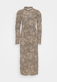 Beżowa i czarna sukienka w panterkę z długim rękawem i falbaniastym dekoltem. Posiada dopasowany krój oraz boczne rozcięcie dla swobody ruchów.