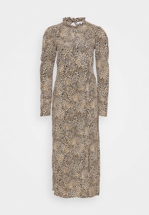 Robe à manches longues en imprimé léopard beige et noir avec un col froncé. Dispose d'une silhouette ajustée et d'une fente latérale pour plus de confort dans le mouvement.