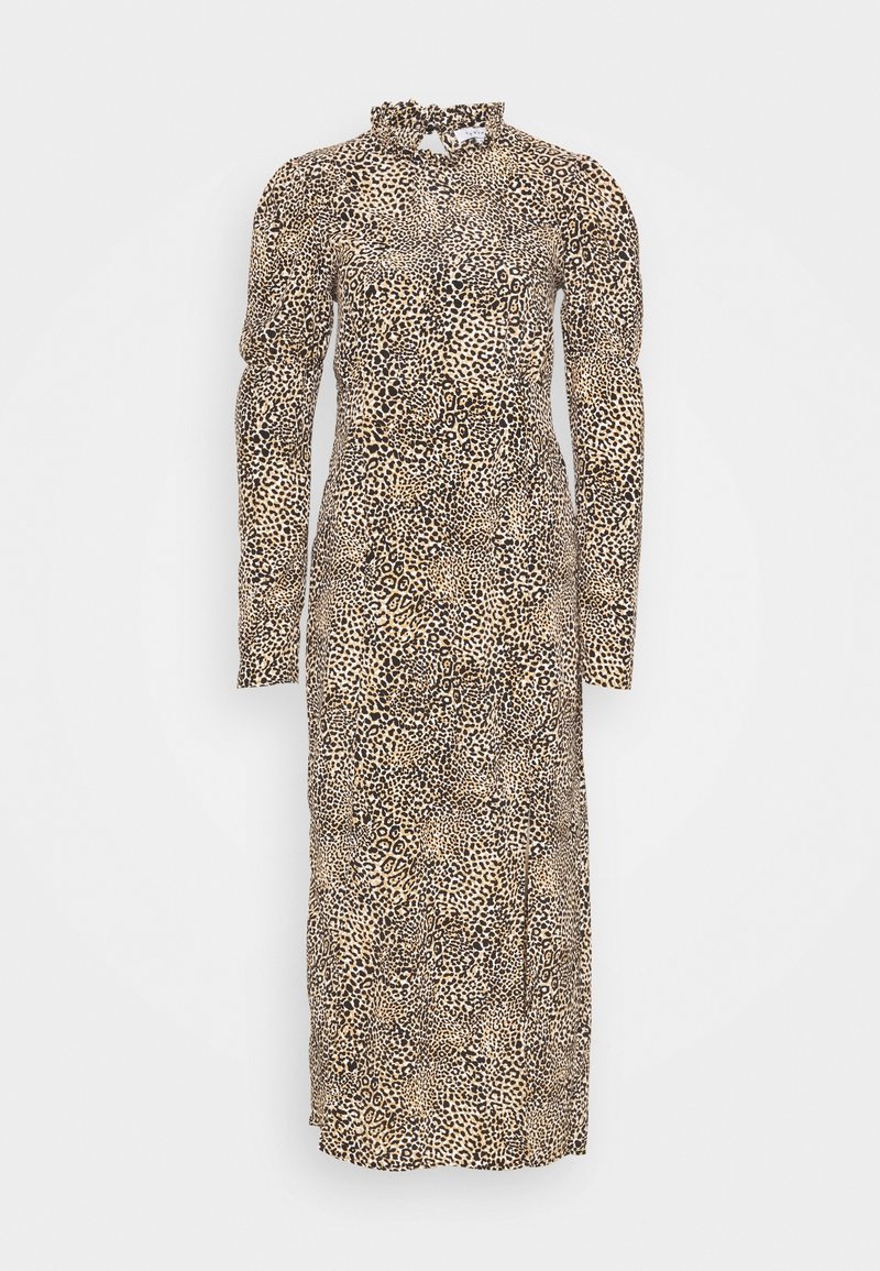 Beżowa i czarna sukienka w panterkę z długim rękawem i falbaniastym dekoltem. Posiada dopasowany krój oraz boczne rozcięcie dla swobody ruchów.