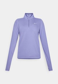 Lila långärmad tröja med kvartskjol i lätt material, med hög krage och en liten vit Nike-logga på bröstet.