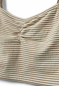 Tela a rayas marrones y crema con textura fruncida; presenta un tacto suave y ligero, adecuado para un top o vestido informal.