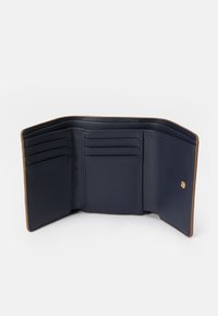 Laikuttimesta valmistettu laivan sininen lompakko, jossa on ruskea vuori. Varustettu useilla korttipaikoilla ja keskikohdalla. Saatavilla sileä pinta ja vähäiset varusteet.