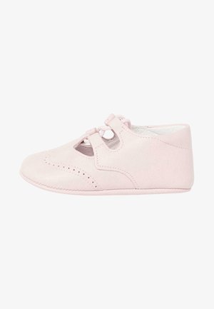 Lyserøde lædersko med perforeret detaljer, udskårne sider og snørelukning, samt blødt indvendigt for og flad sål.