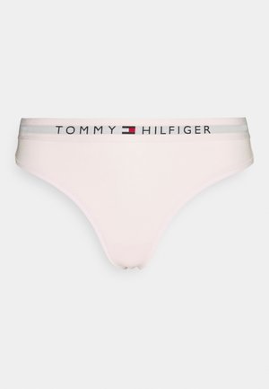 Bóxer de color rosa claro con una cinturilla elástica blanca que lleva el logo "TOMMY HILFIGER" y una banda gris. Textura suave, diseño ajustado.