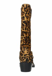Leopardprint hoge laarzen met een gladde, textuurachtige oppervlakte; zwarte gestapelde hak; en een brede schacht met een ronde neus en gespdetail.