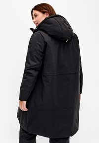 Zizzi WITH ADJUSTABLE WAIST - Zimný kabát - black