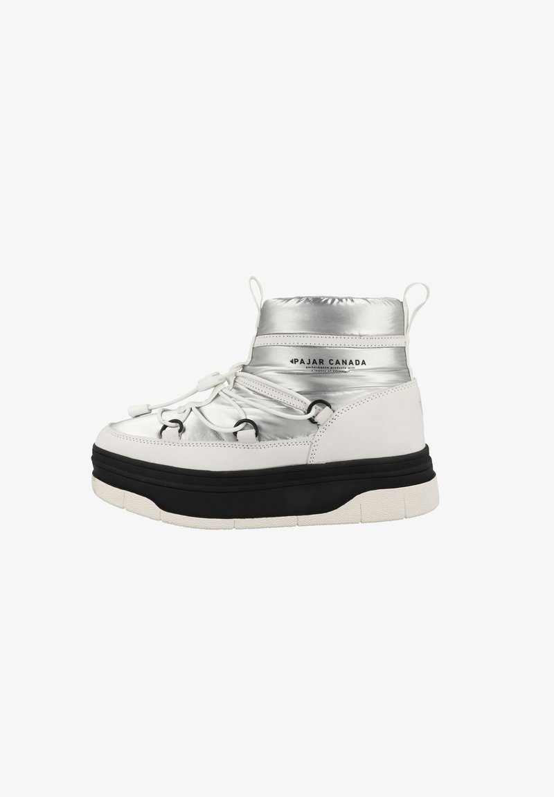 Botín aislante de color blanco y plata con una suela negra gruesa, que presenta un cuello acolchado, cordones ajustables y un acabado exterior suave.