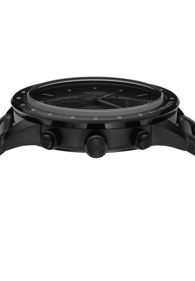 Schwarze Chronographenuhr mit drei Seitentasten und Tachymeter-Markierungen auf der Lünette, gezeigt in einer Nahaufnahme von der Seitenansicht.