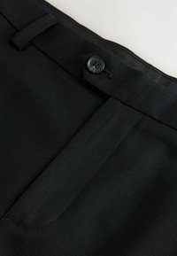 Pantaloni negri cu o textură netedă, închidere cu un singur buton și talie clasică, cu plissuri subtile și detalii de cusătură.