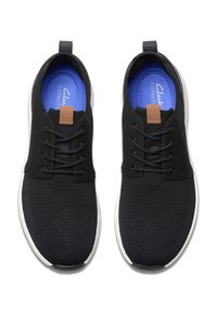 Svarta mesh-sneakers med vit sula, med bruna läderdetaljer och svarta snören. Inredningen är vadderad i blått. Rund tådesign.