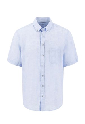 Hellblaues, kurzärmeliges Hemd mit Knöpfen, einem geknöpften Kragen und einer einzelnen Brusttasche.