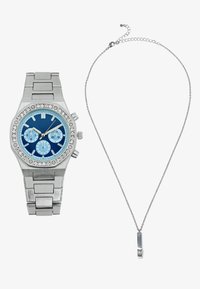 Reloj de metal plateado con una esfera azul, tres subesferas y bisel cristalizado. Collar de cadena plateada con un colgante rectangular.