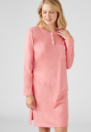 Abito da notte lungo rosa con colletto abbottonato, cuciture decorative sulle maniche e una tasca sul petto con motivo a pois.