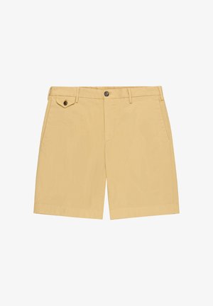 Beige kniehohe Shorts mit Knopfverschluss, Vordertaschen, Gürtelschlaufen und einer kleinen Klapptasche mit Knopf auf der linken Seite.