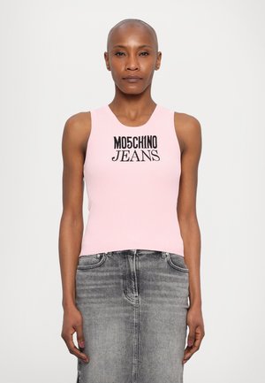 Rosa ribbet tank topp med "MOSCHINO JEANS" i kontrastfarge svart tekst, kombinert med et grått denimskjørt.