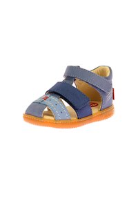 Sandalias de cuero azul y azul claro con dos correas de velcro, diseño abierto en la parte delantera, suela de goma naranja y detalles cosidos.
