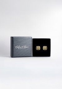 Guldtonade klotörhängen med en texturerad rutdesign, presenterade i en svart sammetspälsad, fyrkantig smyckeslåda med en texturerad svart utsida.