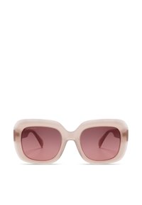 Sonnenbrille mit einem klobigen, klaren beigen Rahmen und dunkelpinken Gläsern. Die quadratische Form hat glatte Oberflächen und eine minimale Markenkennzeichnung auf dem linken Glas.